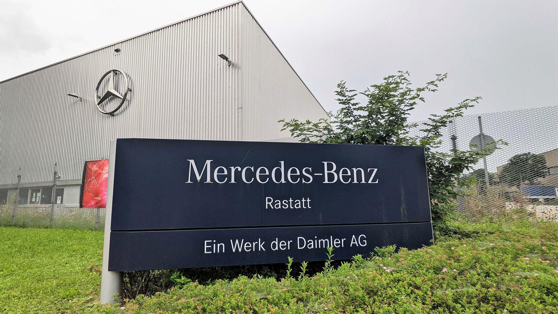 Produktion heruntergefahren: Das Werk Mercedes-Benz in Rastatt leidet unter der weltweiten Halbleiter-Beschaffungskrise.