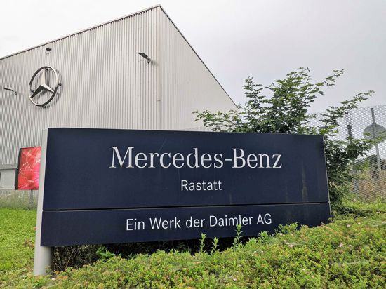 Produktion heruntergefahren: Das Werk Mercedes-Benz in Rastatt leidet unter der weltweiten Halbleiter-Beschaffungskrise.