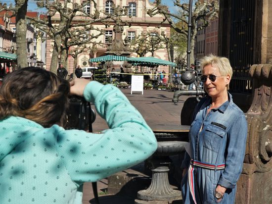 MODETRENDS ONLINE: Sabine Karle-Weiler, hier beim Shooting in der Fußgängerzone präsentiert ihre Mode bei Facebook, die Outfits kommen frei Haus zur Anprobe.
