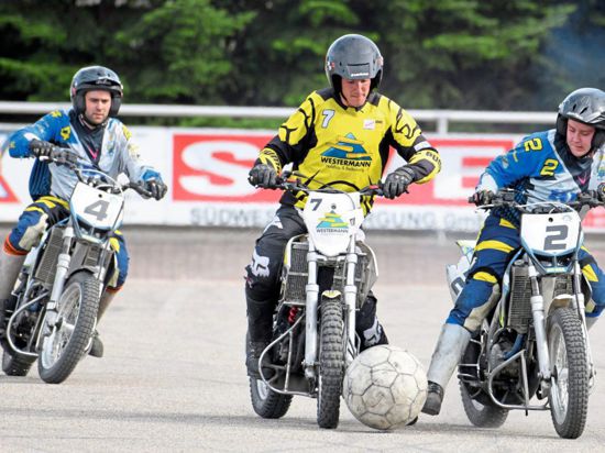 Auf einem Motorrad sitzend versuchen die Spieler, einen 40 Zentimeter großen und 1.200 Gramm schweren Ball ins gegnerische Tor zu bringen.