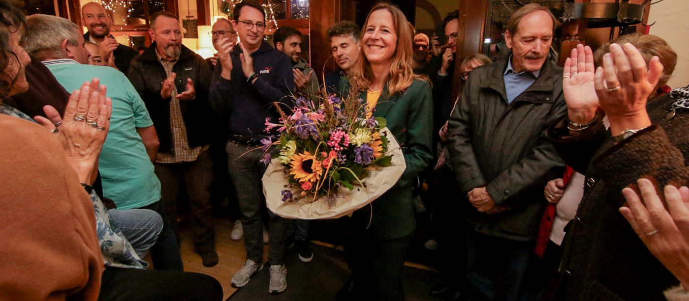 Monika Müller wird bei der Wahlparty begrüßt.                          
