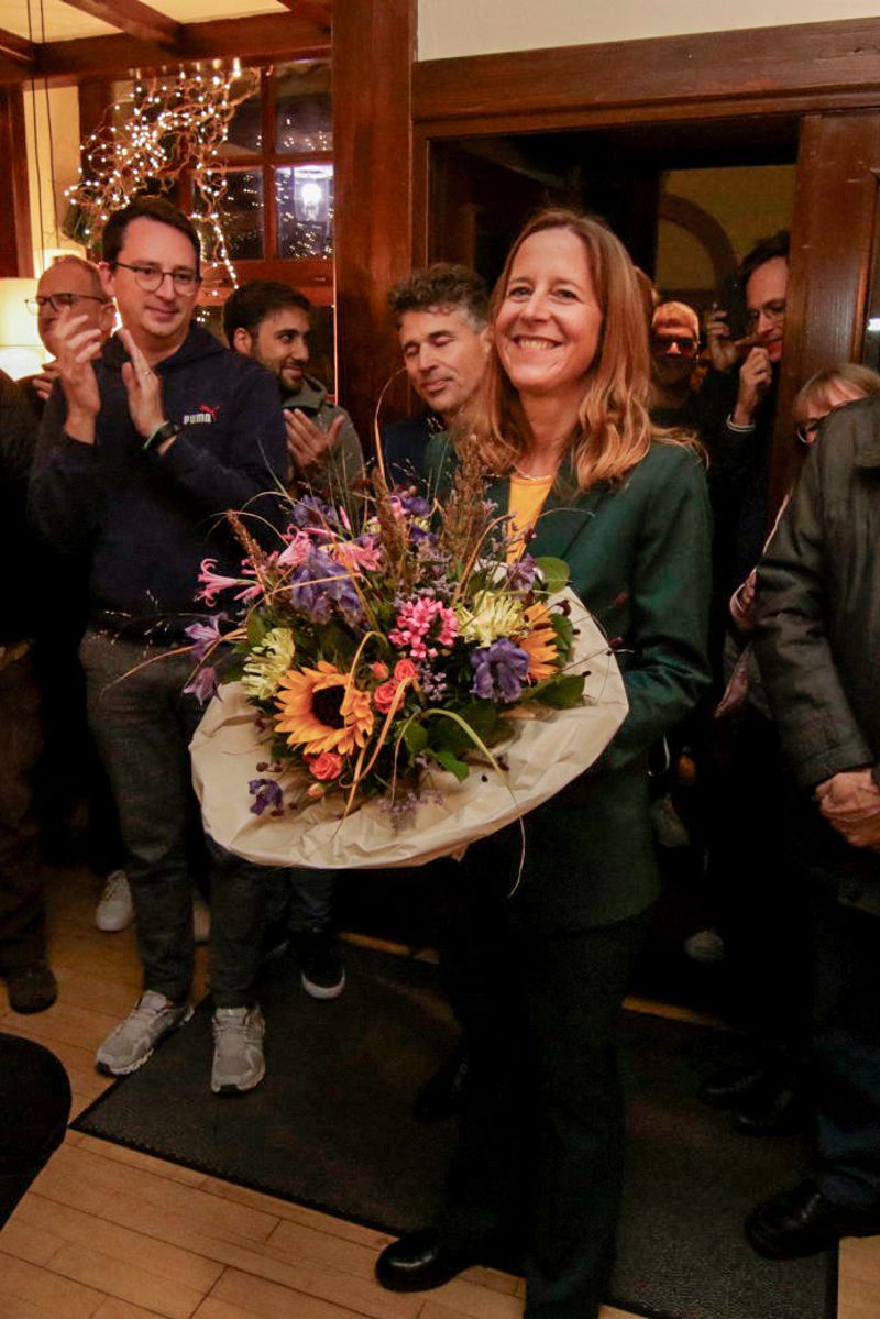 Monika Müller wird bei der Wahlparty begrüßt.                          