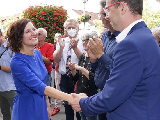 Die Würfel sind gefallen: Johannes Kopp nimmt die Glückwünsche seiner Mitbewerberin Veronika Laukart entgegen. Am 1. September will er sein neues Amt antreten.