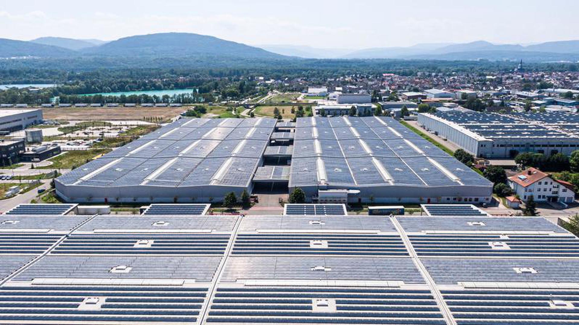 Eine der größten zusammenhängenden Flächen: Die Spedition Hartmann hat die Dächer an Tauber-Solar vermietet. Die Module produzieren so viel Strom, wie ihn durchschnittlich etwa 2.800 Menschen im Jahr verbrauchen.