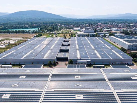 Eine der größten zusammenhängenden Flächen: Die Spedition Hartmann hat die Dächer an Tauber-Solar vermietet. Die Module produzieren so viel Strom, wie ihn durchschnittlich etwa 2.800 Menschen im Jahr verbrauchen.