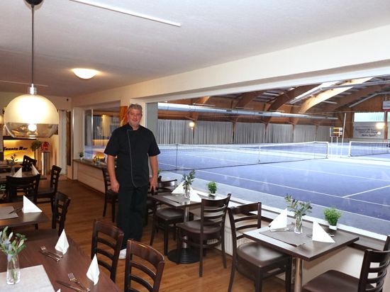 Freien Blick auf die Spielfelder bietet das neue Restaurant Olive unter dem Dach der Muggensturmer Tennishalle 