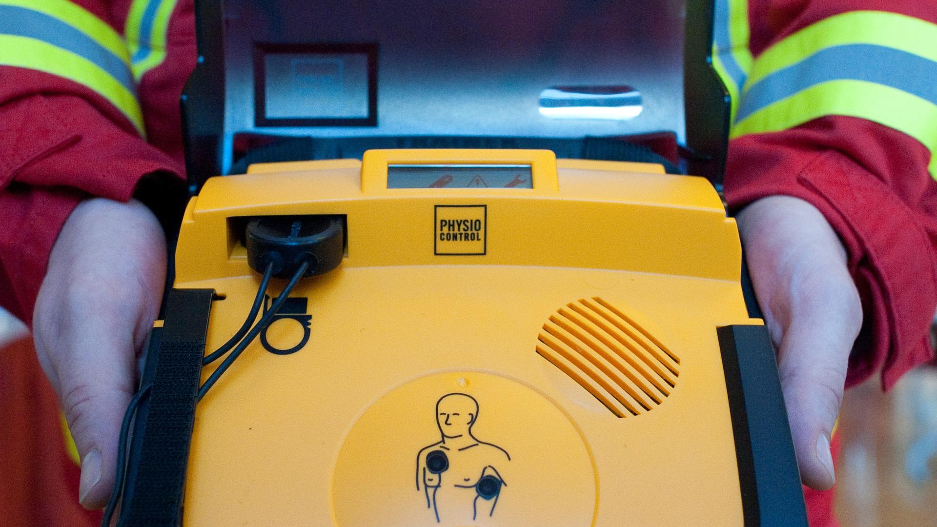 Elektrischer Lebensretter: So ein Defibrillator für Laien hängt in der Schulsporthalle in Muggensturm. Damit brachten die Ersthelfer Peter Schadowskis Herz wieder zum schlagen. 