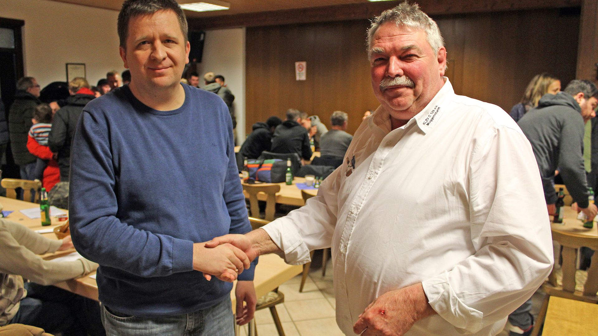 Stabwechsel: Uwe Neidhardt (rechts), der für ein Jahr Zuchtwart Kaninchen bleibt, gratuliert nach der Mitgliederversammlung seinem Nachfolger im Amt des ersten Vorsitzenden, Charles Roth. 