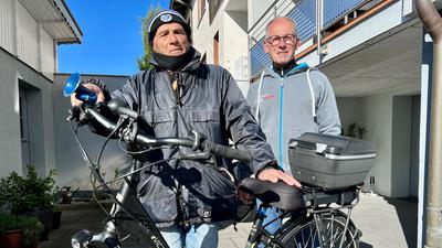 Josef Debari und Jürgen Stohr aus Muggensturm stehen an einem E-Bike.
