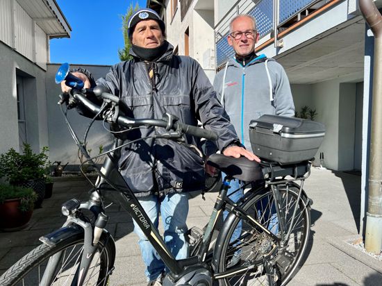 Josef Debari und Jürgen Stohr aus Muggensturm stehen an einem E-Bike.