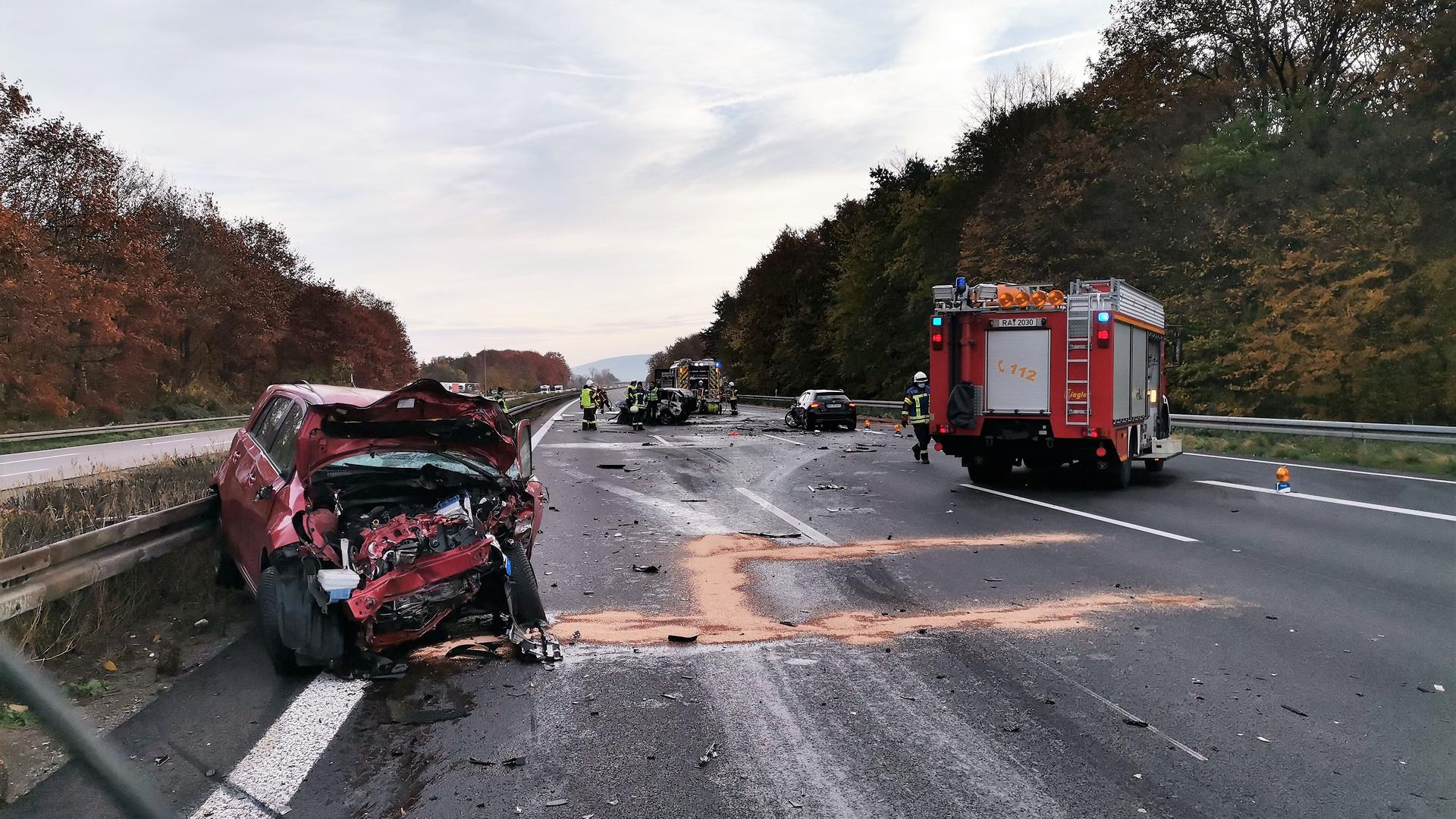 Bei einem schweren Unfall mit mehreren Fahrzeugen auf der A5 zwischen Rastatt Nord und Karlsruhe Süd sind am Sonntagmorgen zwei Menschen ums Leben gekommen. 