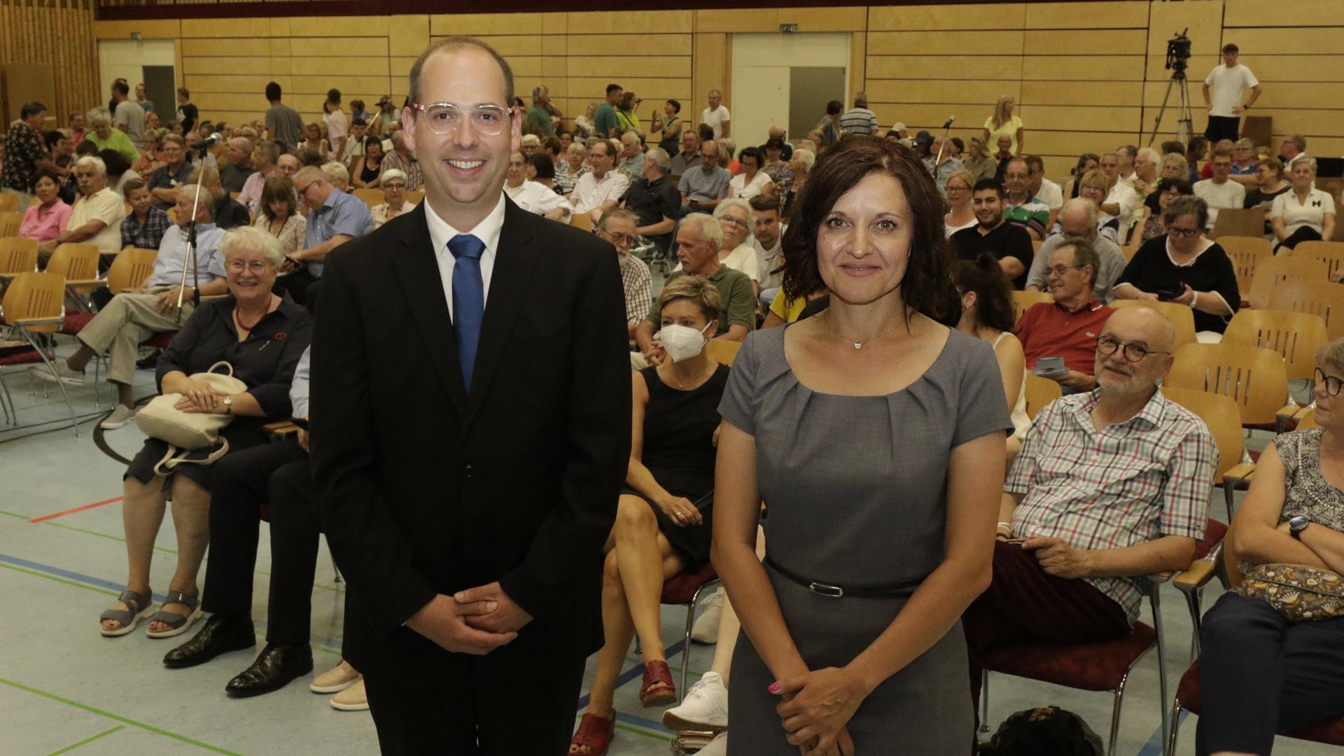 Johannes Kopp und Veronika Laukart bei der offiziellen Kandidatenvorstellung in der Wolf-Eberstein-Halle Muggensturm.