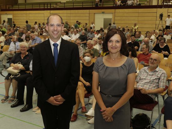 Johannes Kopp und Veronika Laukart bei der offiziellen Kandidatenvorstellung in der Wolf-Eberstein-Halle Muggensturm.