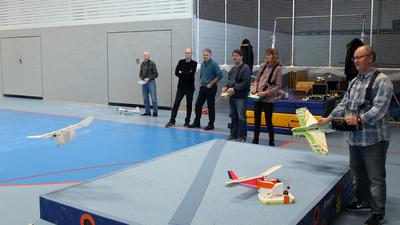 Mitglieder des MFC Zaunkönig lassen ihre Flieger in der Sporthalle der Wolf-Eberstein-Halle in Muggensturm fliegen.
