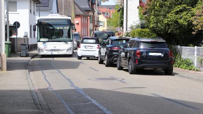 Durch die parkenden Autos kommt es auf der Muggensturmer Hauptstraße teils zu brenzligen Situationen.