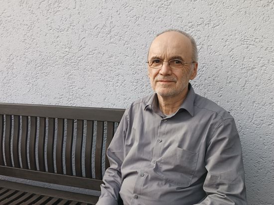 Walter Jüngling sitzt auf einer Bank. 