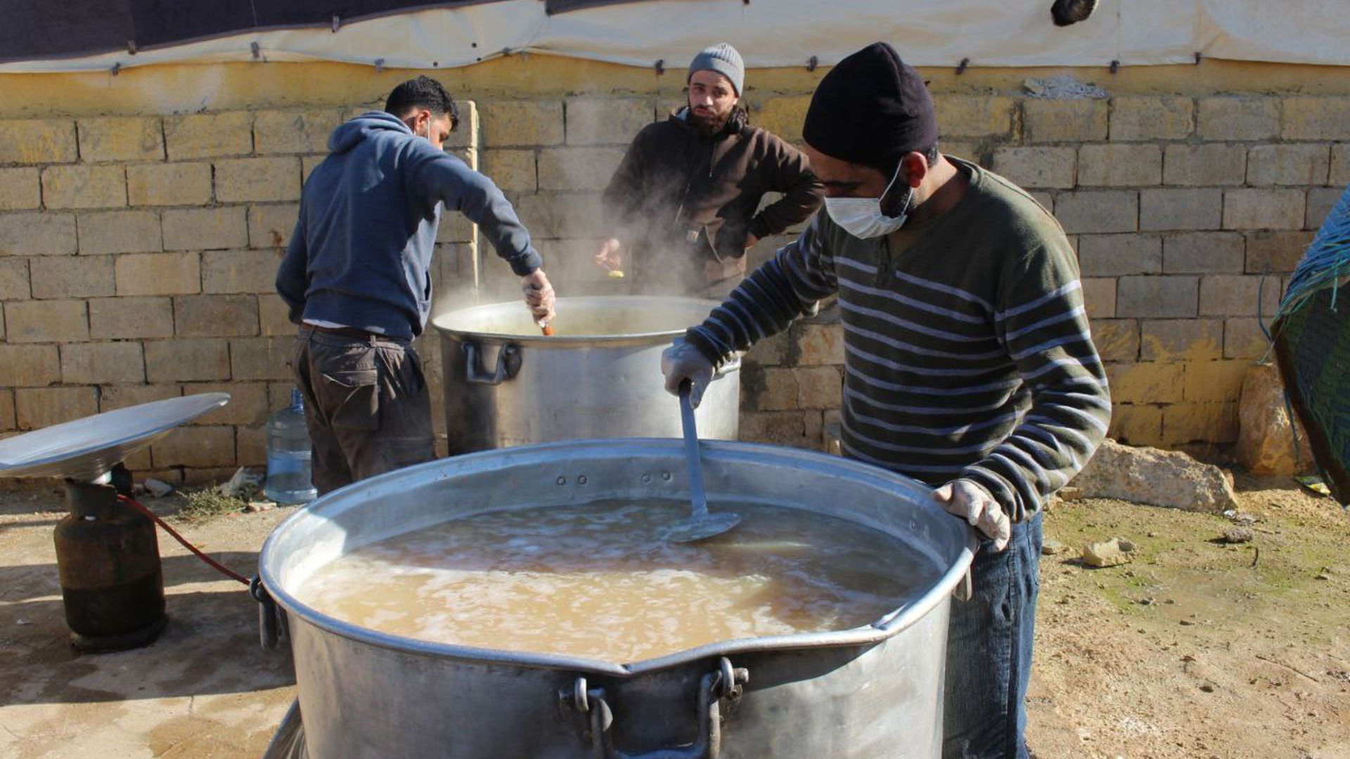 Einfaches Essen, das satt macht: Helfer kochen in großen Behältern die traditionelle syrische Linsensuppe, die anschließend in Flüchtlingslagern verteilt wird.  