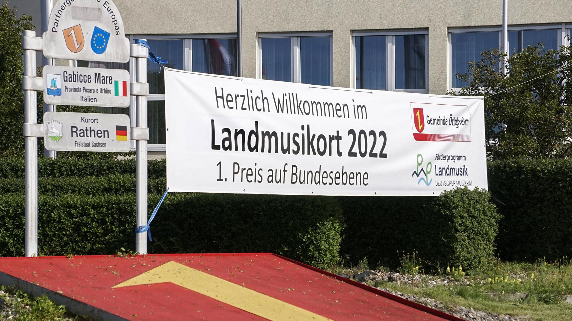 Aktuelles Prädikat: Ötigheim ist Landmusikort, wie das Banner zeigt. Jetzt geht es darum zu entscheiden, was auf den Ortstafeln zusätzlich  stehen könnte.    