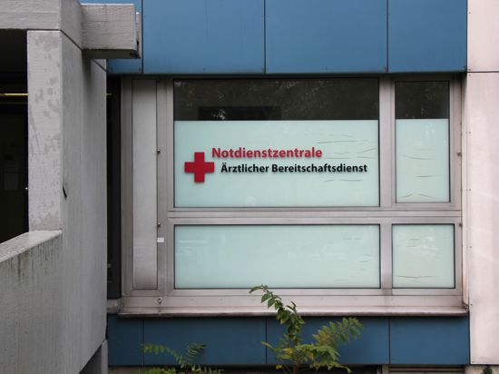 Blick auf Fenster mit Beschriftung „Notdienstzentrale. Ärztlicher Bereitschaftsdienst“