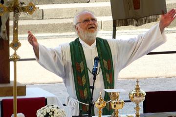 Pfarrer Erich Penka zelebriert seinen letzten Dankgottesdienst auf dem Tellplatz.