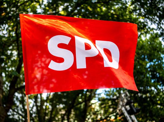 Eine SPD-Flagge weht bei der Wahlkampf-Veranstaltung der SPD Niedersachsen im Stadtgarten. Ministerpräsident Weil strebt bei der Landtagswahl am 9. Oktober eine dritte Amtszeit an und gilt als Favorit. +++ dpa-Bildfunk +++