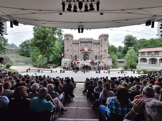 Panorama der Volksschauspiele Ötigheim, Perspektive aus dem Zuschauerraum auf die Freilichtbühne