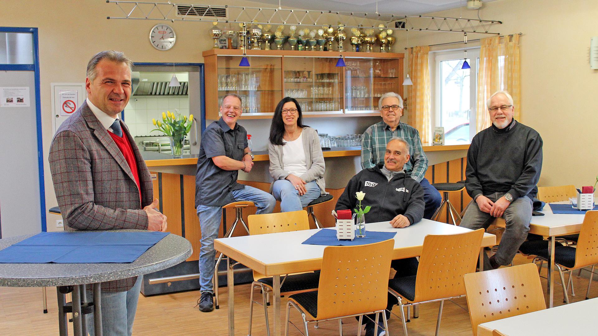 Ein zusätzlicher Baustein für die Ötigheimer Gastronomie: Im TGÖ-Treff freuen sich Bürgermeister Frank Kiefer, Oliver Helwig, Tanja Delp, Josef Stößer (hinten), TGÖ-Präsidiumsmitglied Werner Dreger (vorne) und TGÖ-Präsidiumsmitglied Klaas Wegmann auf den Neustart. 