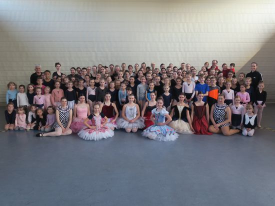 Auf dem Bild sind alle Tänzerinnen und Tänzer. Vorn sind die Solisten der Ballettgruppe zu sehen. Links steht ehemaliger Profitänzer und Ballettmeister Andrei Golescu und rechts die Tanzpädagogin Julia Krug.                 
