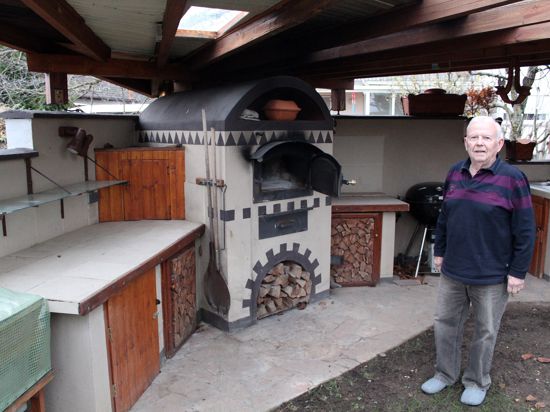 600 bis 700 Stunden Arbeit: Mitten in Corona-Zeiten hat Manfred Gallion einen Holzbackofen für die Außenküche im Garten gebaut. Dort frönt der passionierte Bastler und Hobbykoch seinen anderen Leidenschaften – dem Braten und Backen.