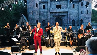 Marshall & Alexander singen auf einer Bühne vor der Kulisse der Volksschauspiele in Ötigheim.