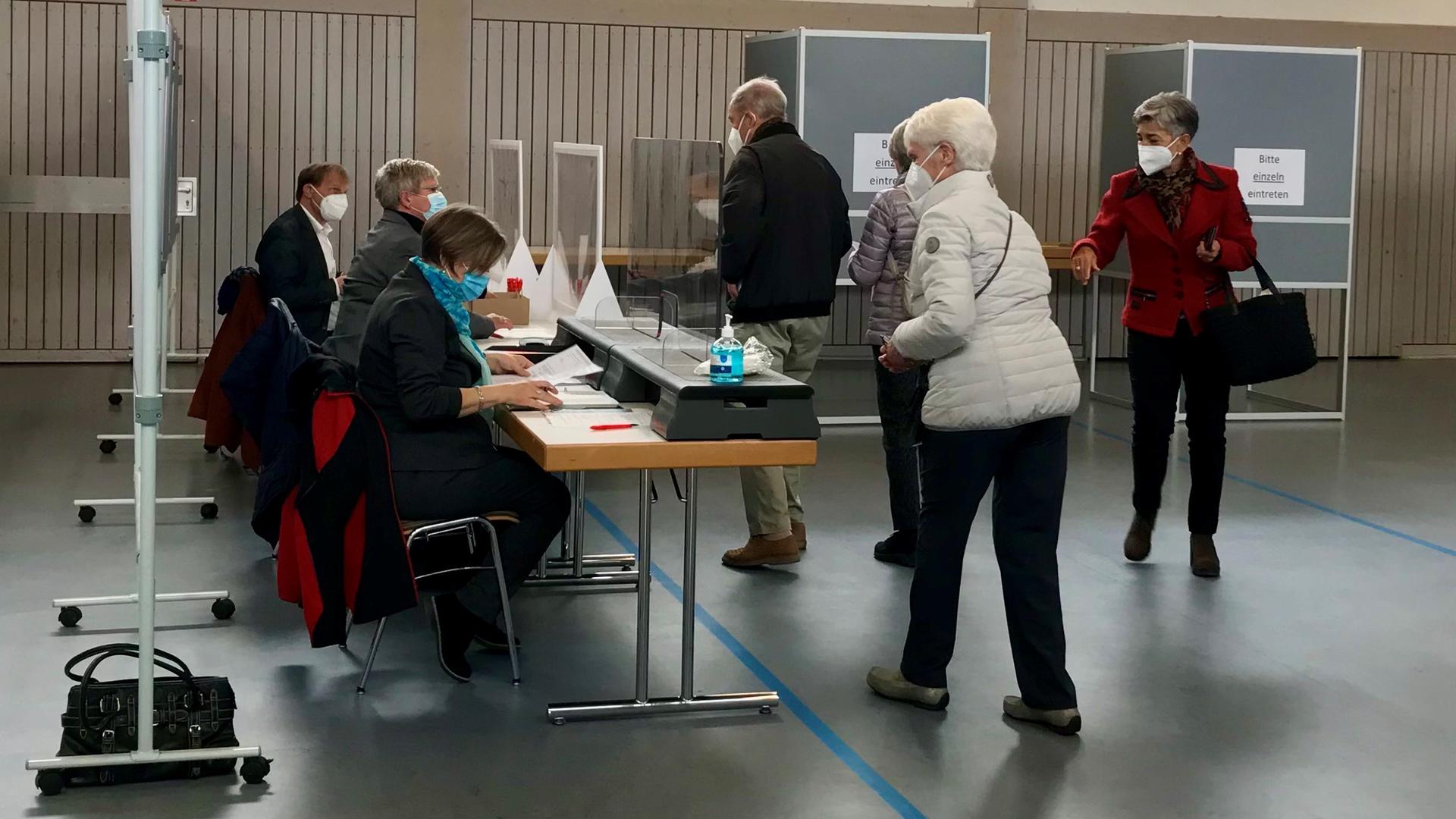Wähler geben ihre Stimme bei der Bürgermeisterwahl in Ötigheim ab. 