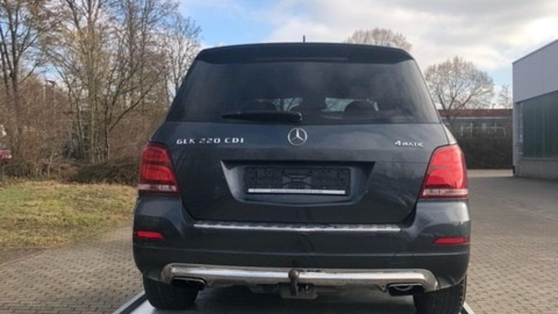 Schwarzer Mercedes Benz GLK auf einem Autoanhänger wurde geklaut. Polizei sucht nach Zeugen.