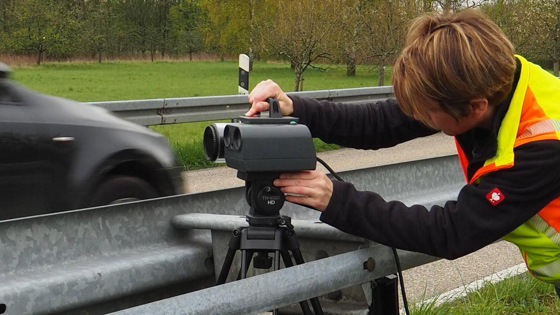 Aufbau der Blitzeranlage: Am Ortsausgang von Elchesheim-Illingen stellt Franziska Dornbach die Kamera und den Blitz auf. Schon währenddessen werden die aufmerksamen Autofahrer langsamer.