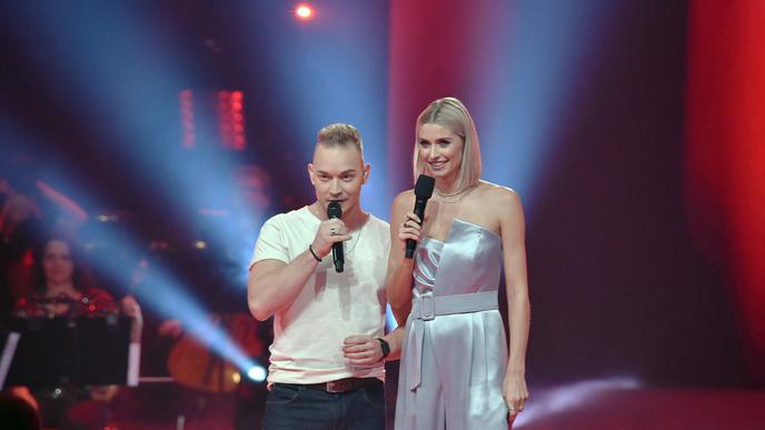 Erwin Kintop gemeinsam mit Moderatorin Lena Gercke auf der Bühne.