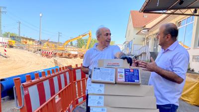 Hossein Sedoghat Alvar vom Pizzadienst „Pampino“ in Rastatt spricht mit einem Lieferanten.