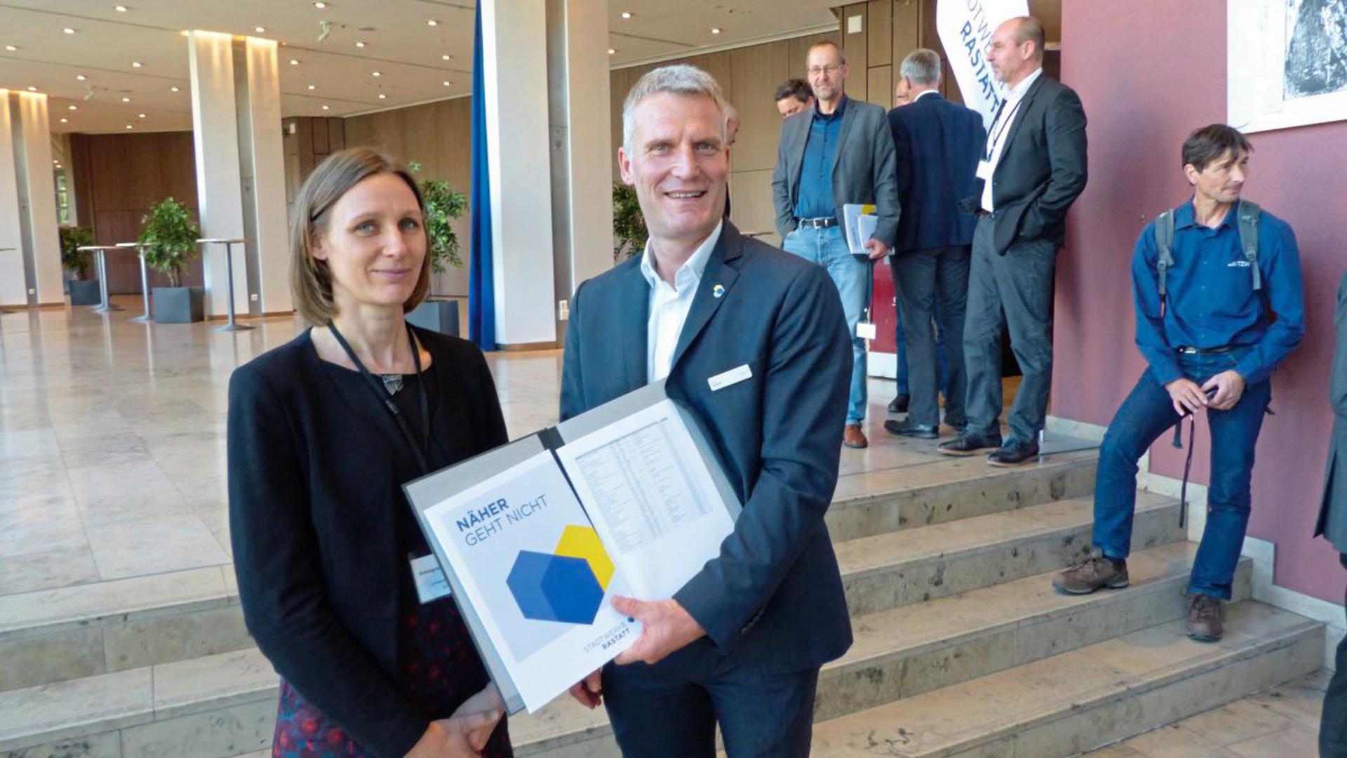 Annegret Biegel-Engler vom Umweltbundesamt erhält vom Rastatter Stadtwerke-Chef Olaf Kaspryk eine bundesweite PFC-Schadensfallübersicht.