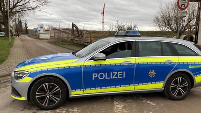 Ein Polizeifahrzeug steht an der Zufahrt zum Friedhof in Rastatt-Niederbühl