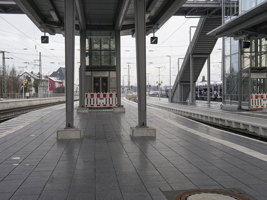 Auf einem Bahnsteig in Rastatt wurde eine 14-Jährige brutal misshandelt.