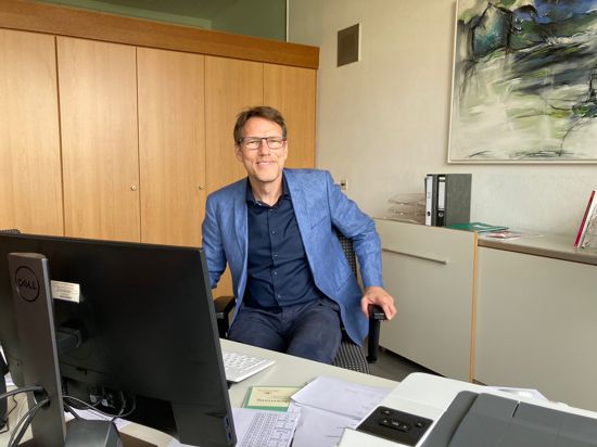 Martin Rapp, Rektor des Tulla-Gymnasiums Rastatt, sitzt an seinem Schreibtisch.