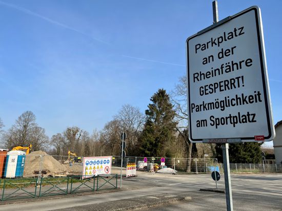 Ein Schild weist auf die Sperrung des Parkplatzes an der Rheinpromenade bei Rastatt-Plittersdorf hin.