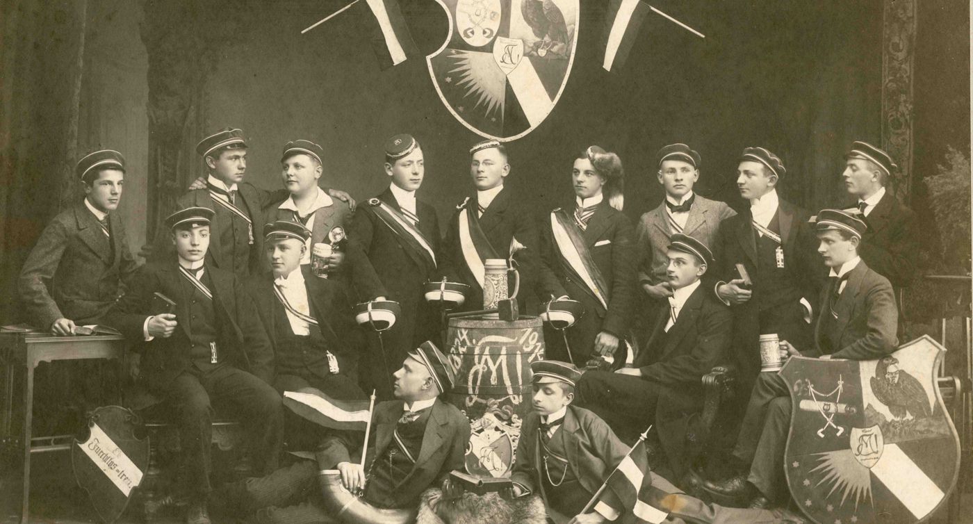 Historische Aufnahme von Männern in einer Gruppe.