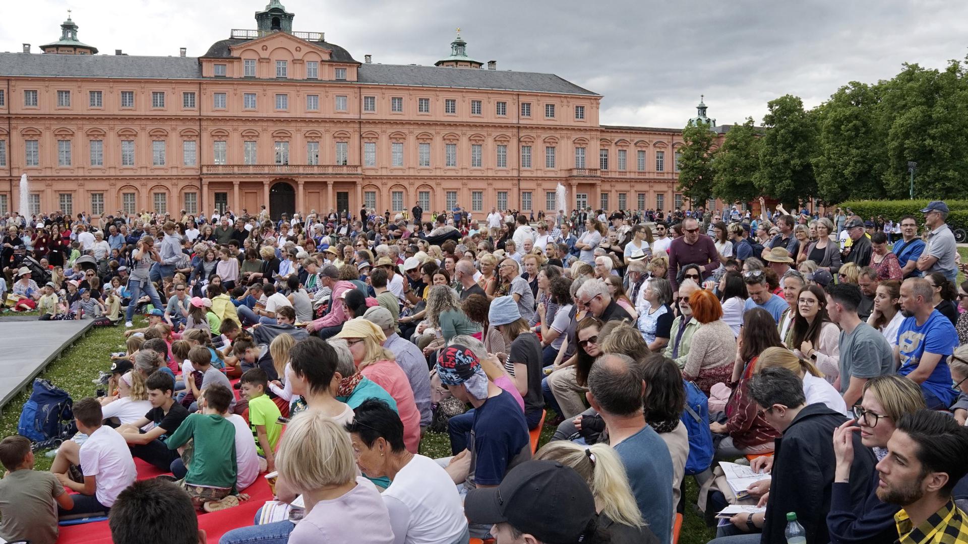 Viel los: Das Publikum im Schlossgarten in Rastatt bei einer Vorführung.