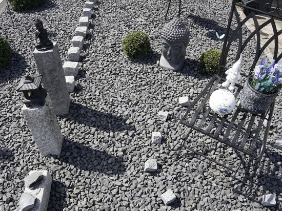 Blick auf einen mit Steinen ausgelegten Schottergarten in Rastatt.          