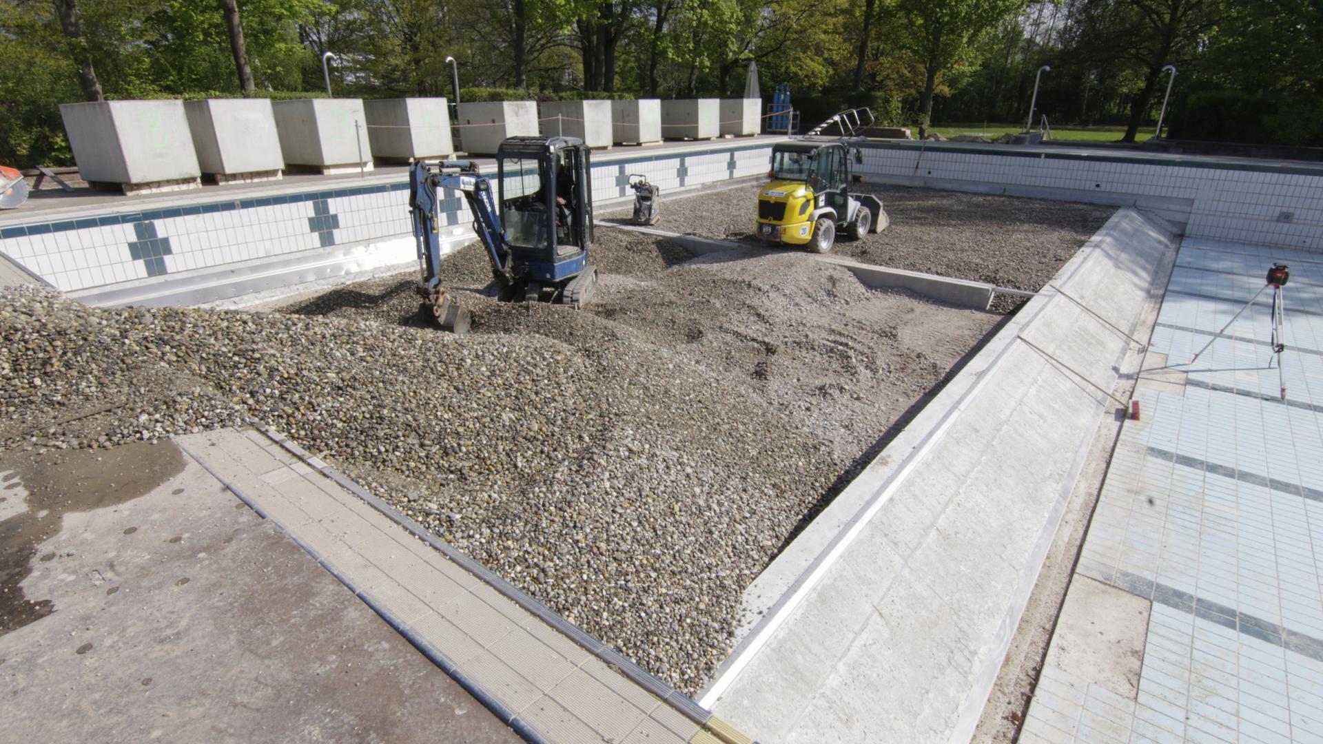 Aufgefüllt: Der Umbau des 50-Meter-Beckens zum Mehrzweckbecken soll Mitte Mai abgeschlossen sein.