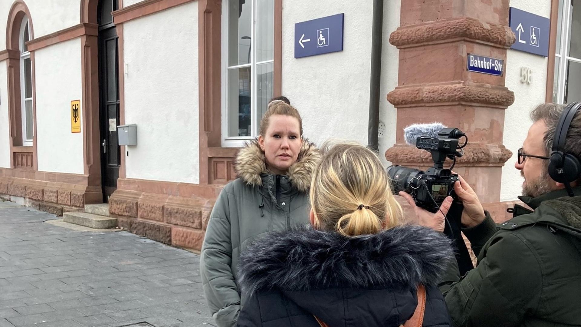 Interview mit der Mutter eines mutmaßlichen Mobbingopfers am Bahnhof Rastatt