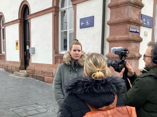 Interview mit der Mutter eines mutmaßlichen Mobbingopfers am Bahnhof Rastatt