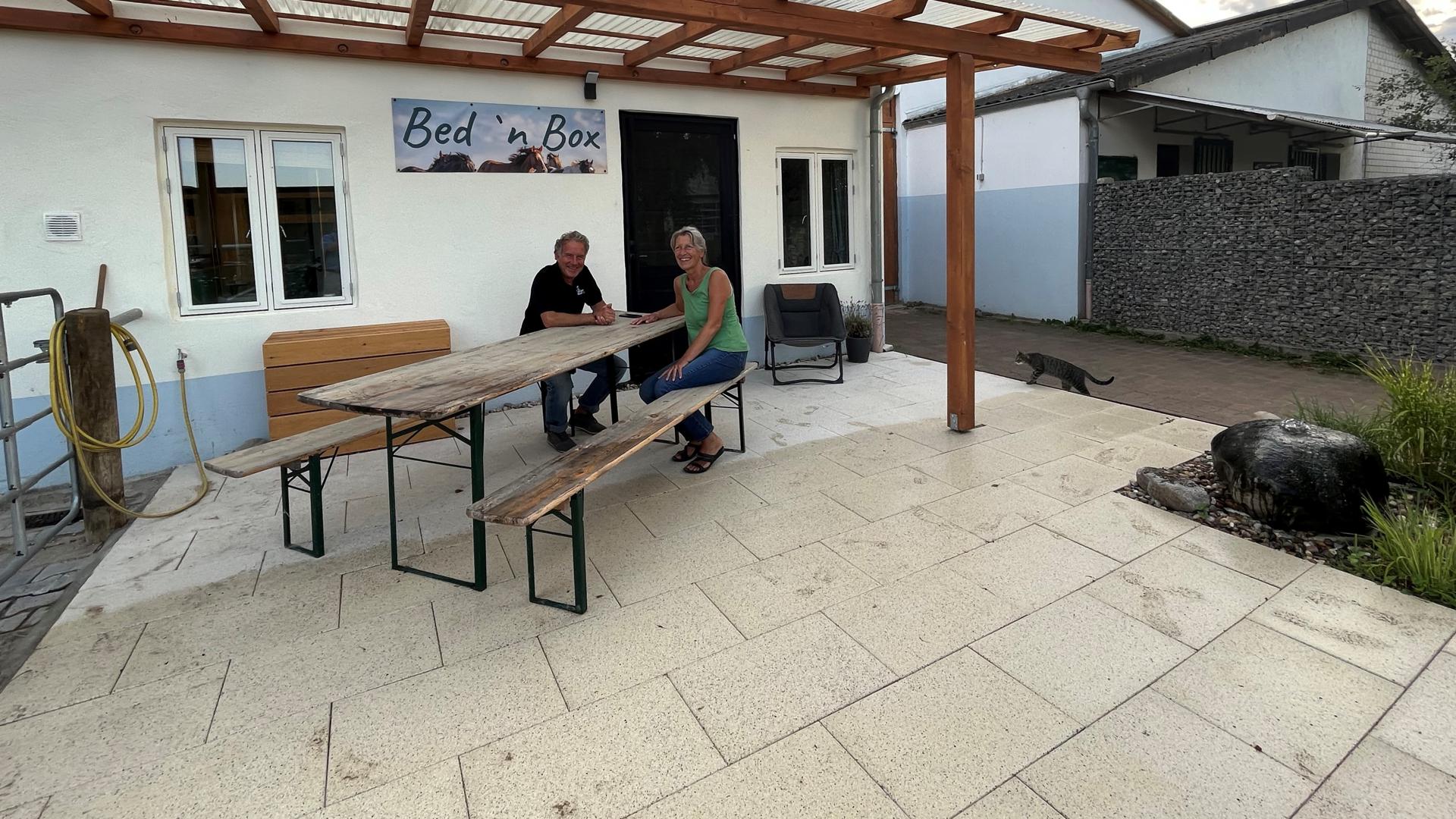 Fridolin Stülpnagel und Katja Harzheim sitzen auf der Terrasse der Bed’Box-Wohnung