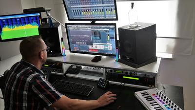 Musikproduzent „Tonetrax“ mixt in seinem Haus in Steinmauern Musik.