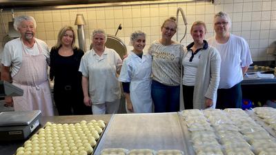 Geschäftsführerin Stefanie Mezö (Zweite von rechts) ist mit ihrem Produktionsteam sehr zufrieden.  