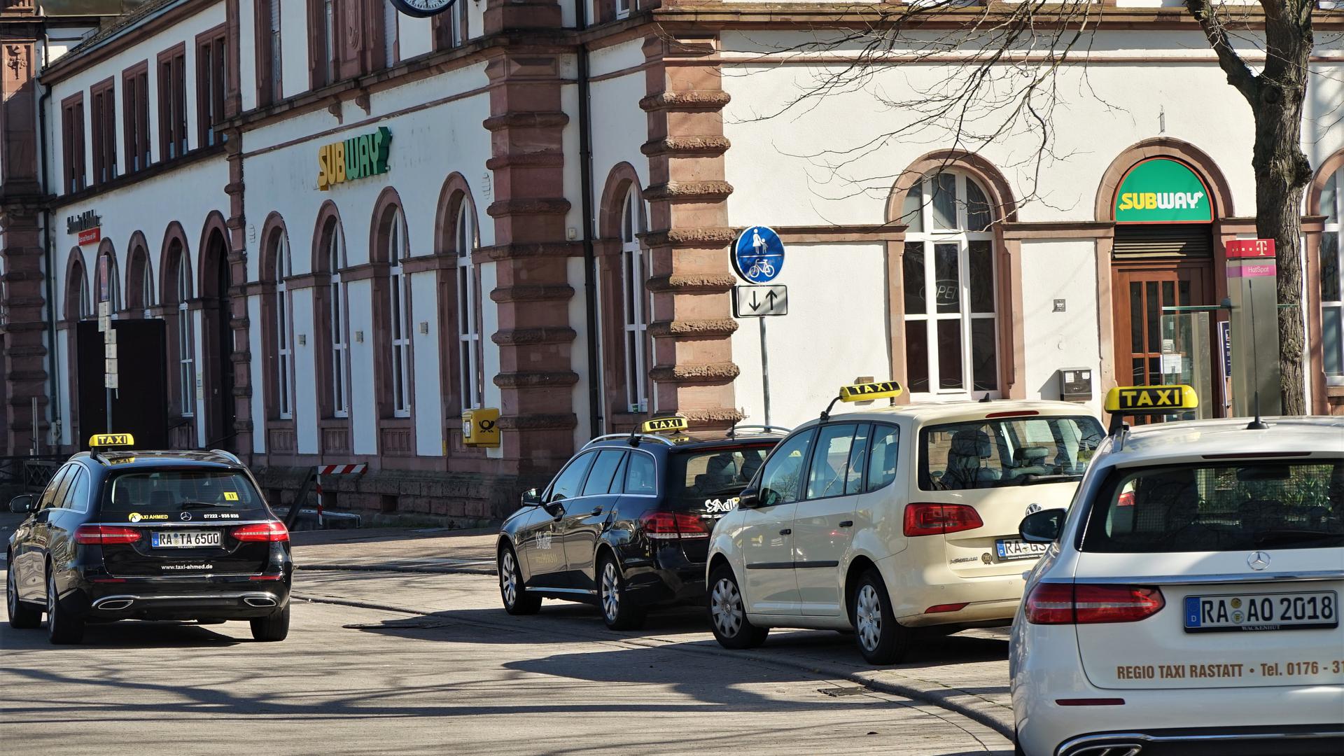Das Taxigeschäft wie hier am Bahnhof Rastatt ist fast zum Erliegen gekommen.